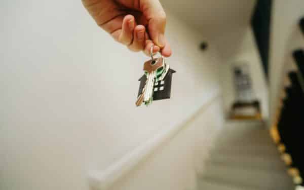 Vis daugiau žmonių prieš pirkdami būstą daro vieną dalyką, ekspertai perspėja nepasikliauti aklai
