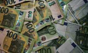 100 eurų banknotai. Grynieji pinigai. Unsplash nuotr.