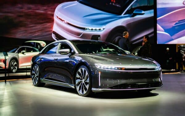 „Lucid” pristato ambicingus plėtros planus: trys nauji modeliai, robotaksi ir pelno vizija