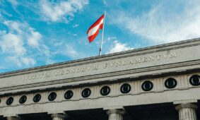 Austrijos vėliava. Unsplash nuotr.