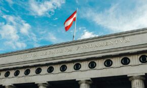 Austrijos vėliava. Unsplash nuotr.