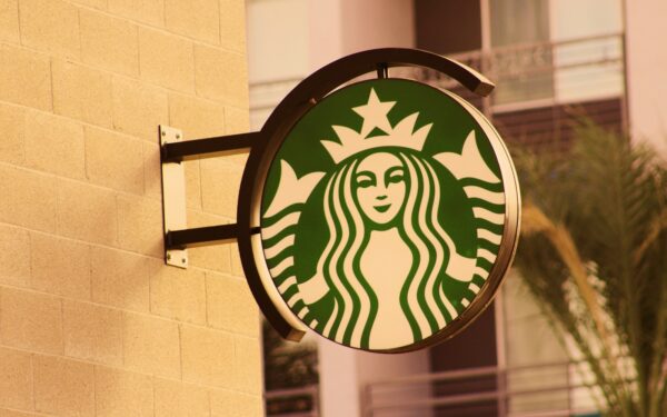 „Starbucks“ inovacija: ar DI asistentas sugrąžins pirkėjus į kavos tinklo sales?