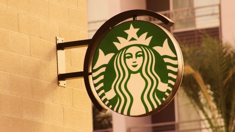 „Starbucks“ inovacija: ar DI asistentas sugrąžins pirkėjus į kavos tinklo sales?