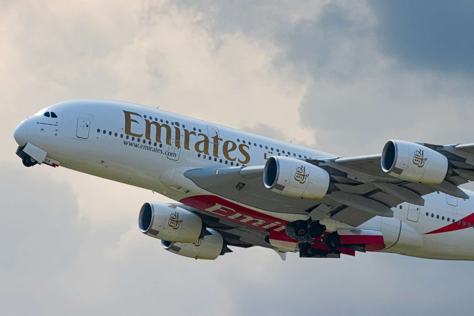 Sprogimai Dubajuje ir uždaryta oro erdvė: po smūgių Iranui „Emirates“ stabdo skrydžius