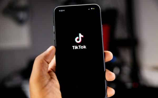 Specialistai įspėja: jaunimas vis dažniau patiki pinigus „TikTok“ ir DI