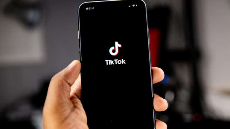 Specialistai įspėja: jaunimas vis dažniau patiki pinigus „TikTok“ ir DI