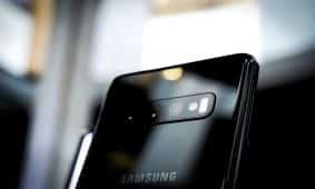 selective focus photography of black Samsung Galaxy smartphone