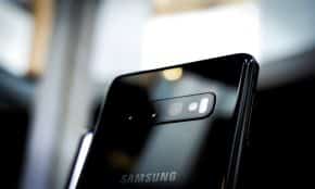 selective focus photography of black Samsung Galaxy smartphone