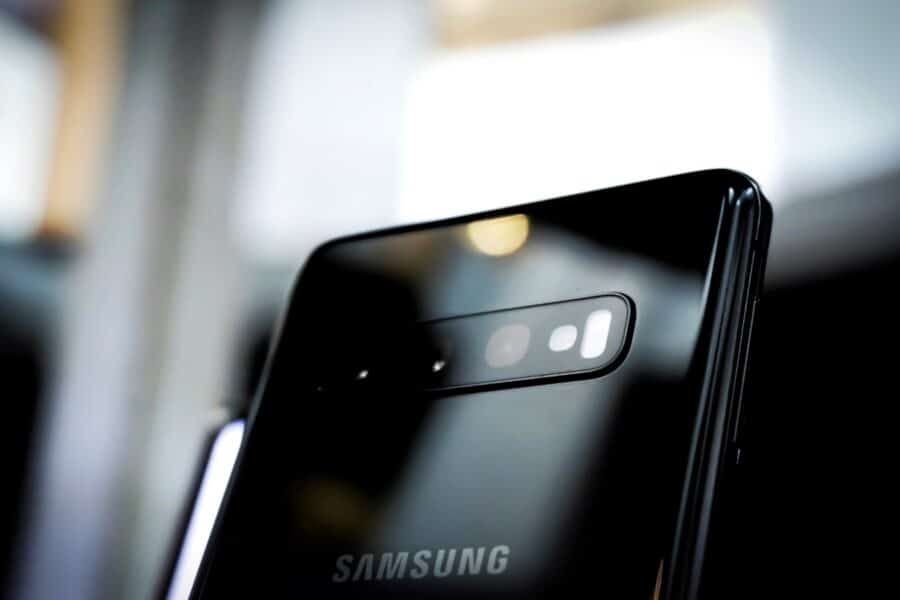 selective focus photography of black Samsung Galaxy smartphone