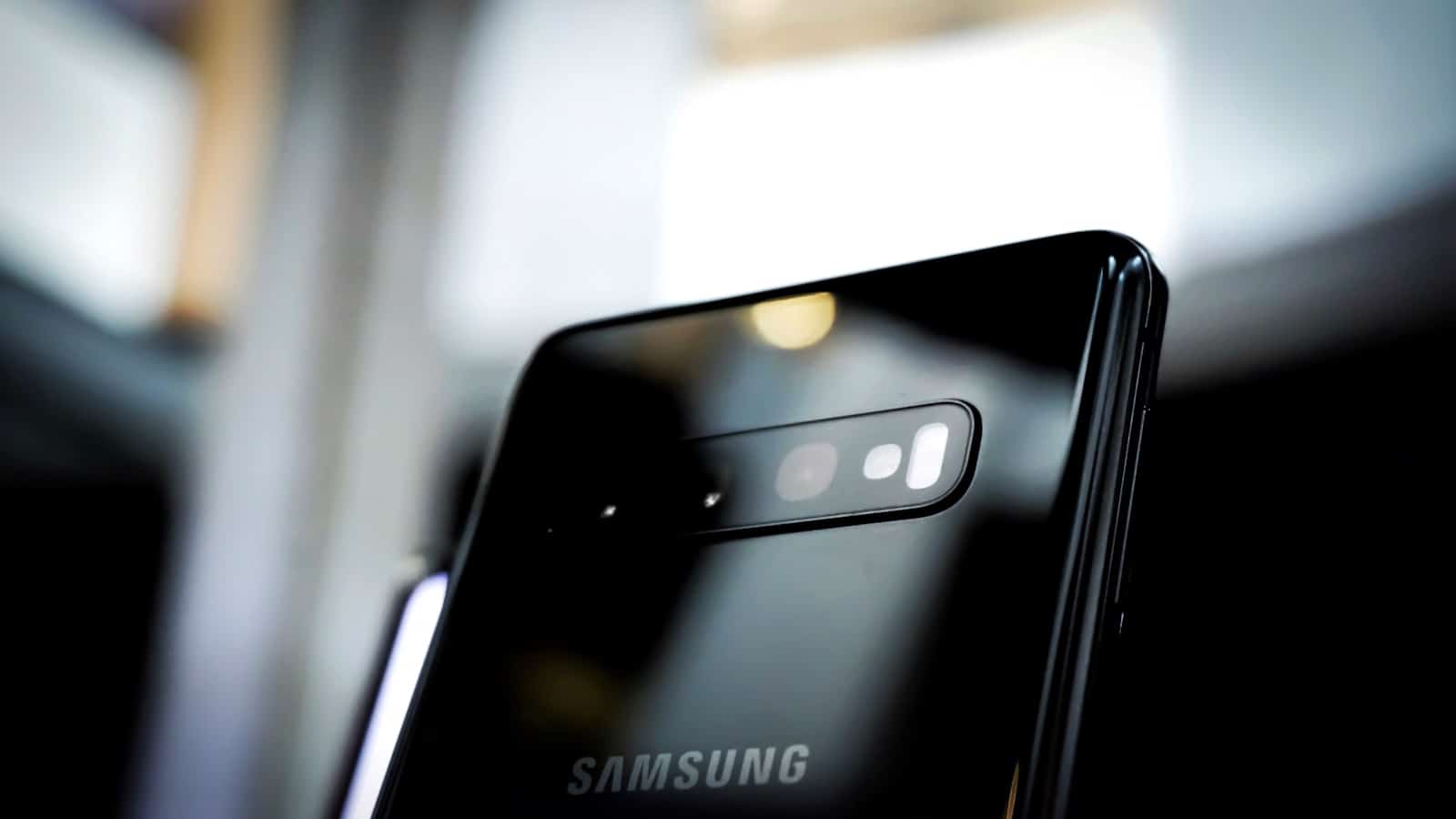 „Samsung“ nustebino: „Galaxy S26“ turi paslėptą pirštų atspaudų atnaujinimą – štai kaip veikia