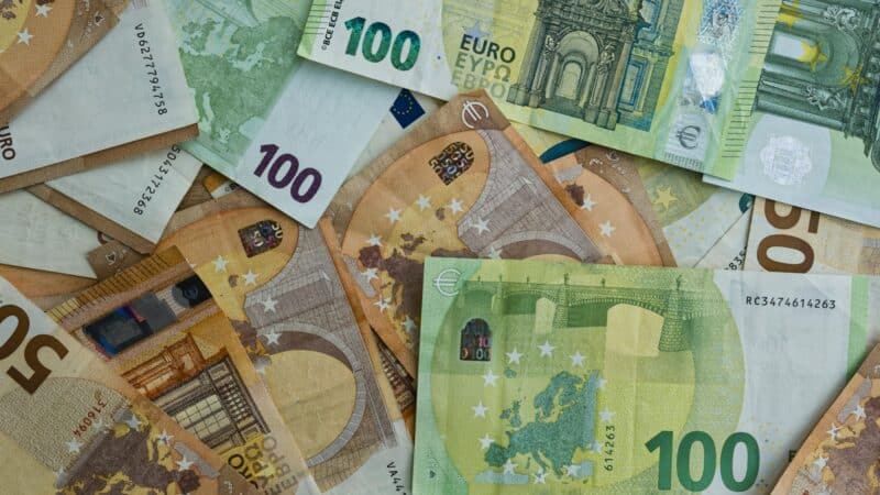 Euro zonos 500 mlrd. eurų fondas galėtų būti panaudotas gynybai, sako ESM vadovas