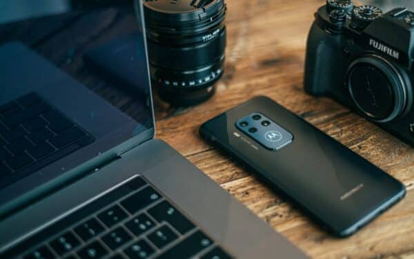 „Motorola” pristato tris naujus įrenginius: sulenkiamą telefoną, planšetę ir „G Stylus” modelį