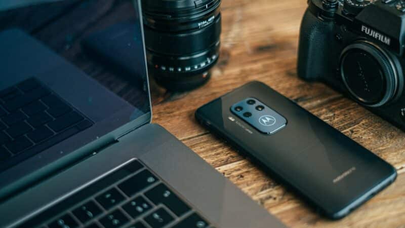 „Motorola” pristato tris naujus įrenginius: sulenkiamą telefoną, planšetę ir „G Stylus” modelį