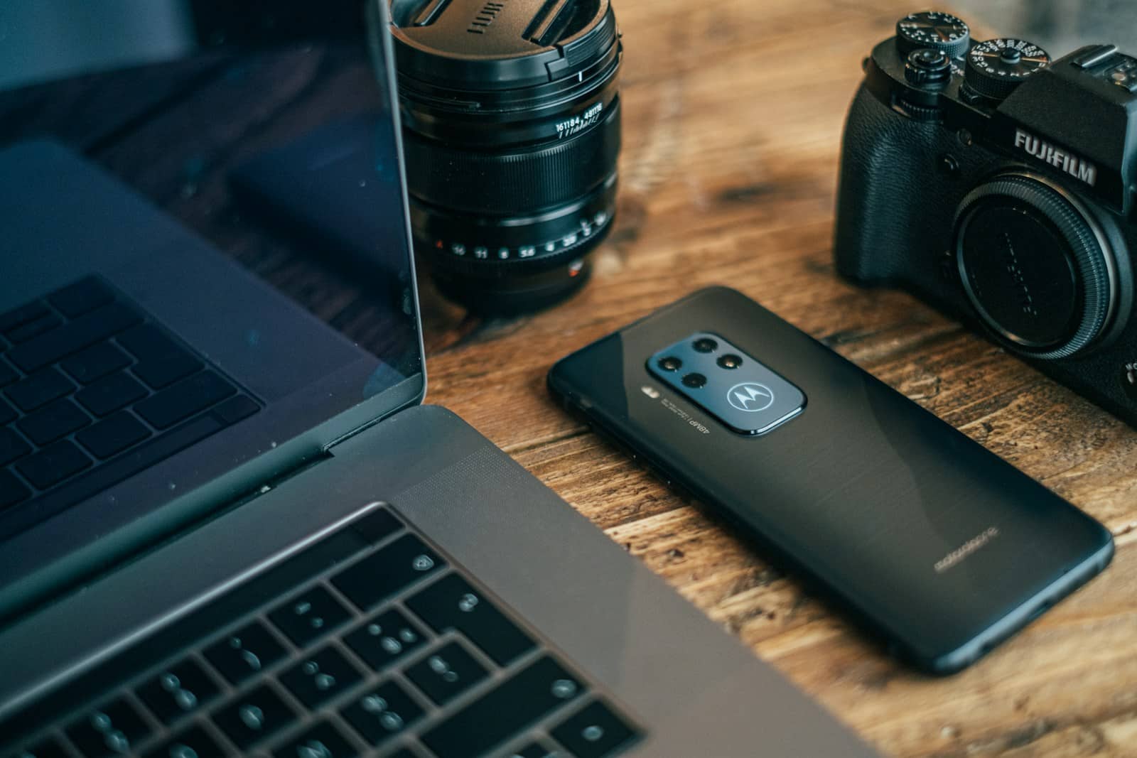 „Motorola” pristato tris naujus įrenginius: sulenkiamą telefoną, planšetę ir „G Stylus” modelį