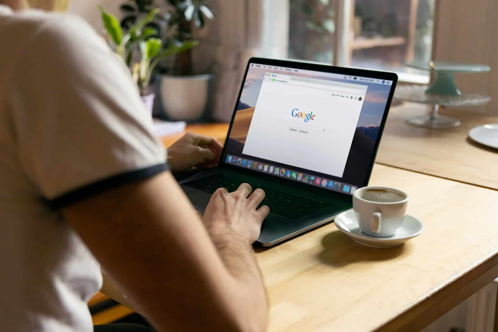 „Google“ paieškoje nebelieka prieštaringai vertintos DI patarimų funkcijos