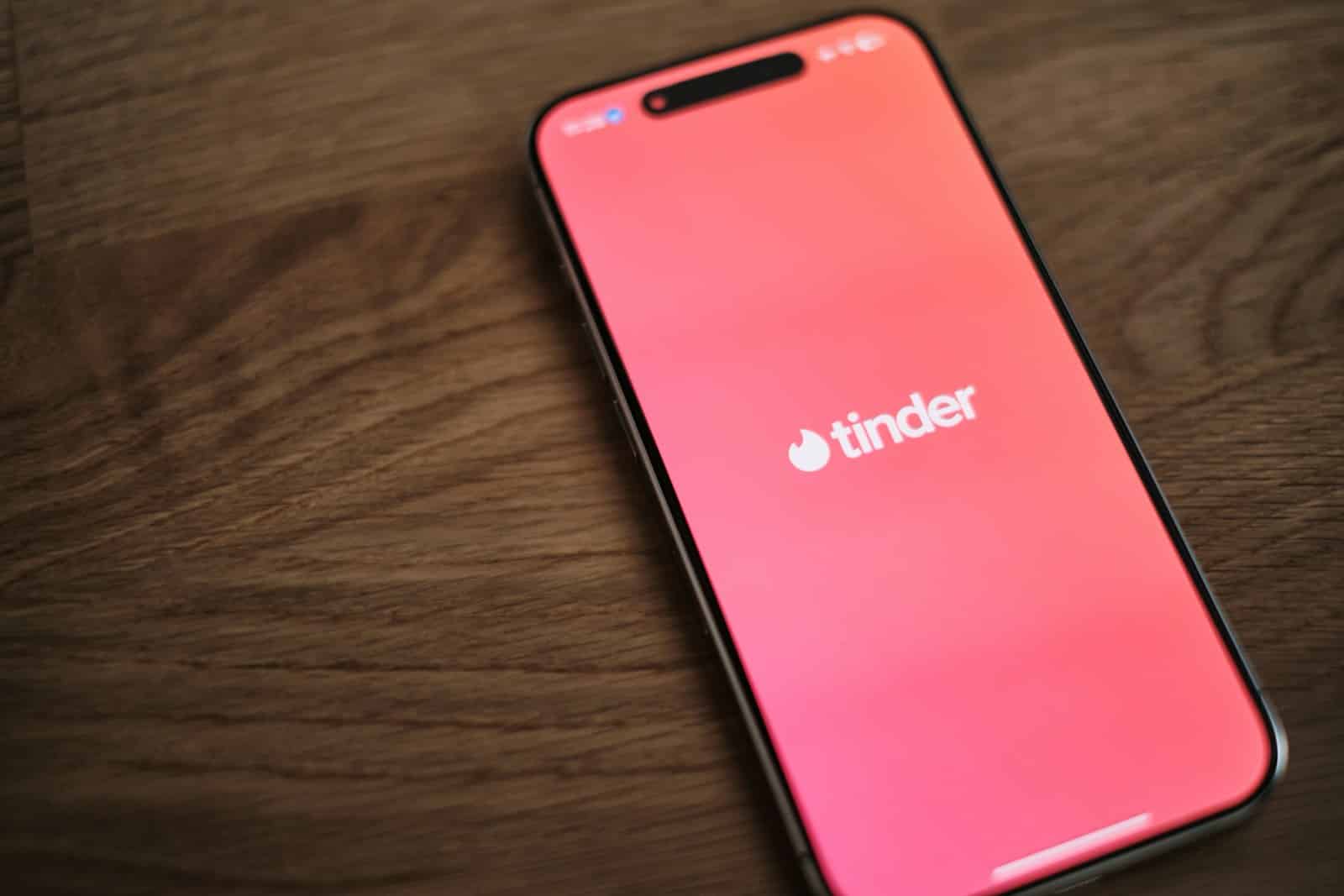 „Tinder“ atnaujina strategiją: sieks įtraukti Z kartą per renginius ir DI funkcijas