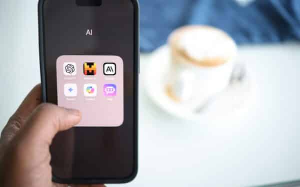 Apklausos rezultatai nustebino: vyrai dievina dirbtinį intelektą, o moterys žiūri įtariai