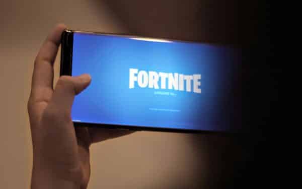 „Google“ kapituliuoja: „Fortnite“ žaidimas grįžta į „Play Store“ parduotuvę