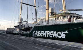 „Greenpeace“ laivas. Unsplash nuotr.