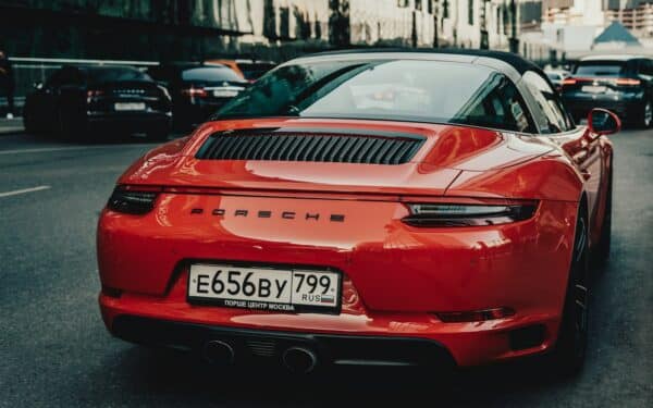 Irano karas kelia grėsmę Europos prabangių automobilių gamintojams Artimuosiuose Rytuose