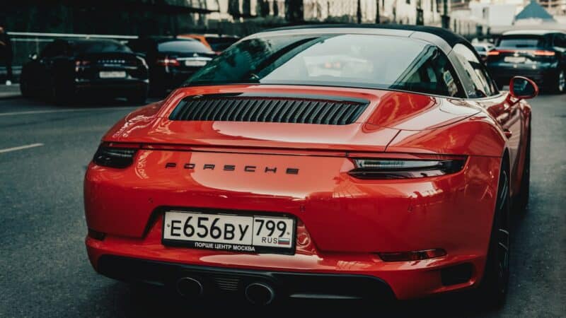 Irano karas kelia grėsmę Europos prabangių automobilių gamintojams Artimuosiuose Rytuose