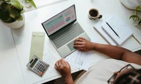 Darbas su kompiuteriu. Unsplash nuotr.