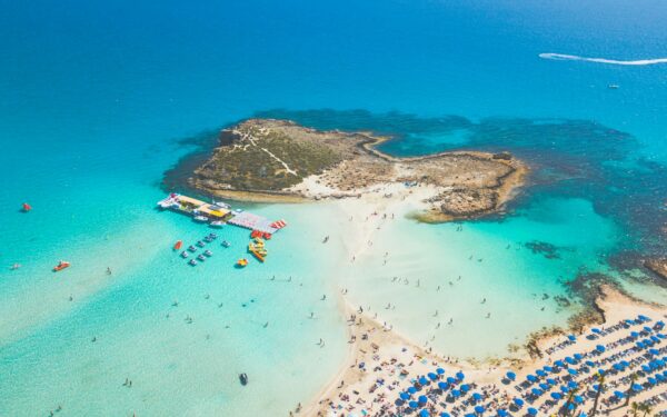 Turistai masiškai atšaukia keliones: niekas nebenori vykti į šias populiarias šalis