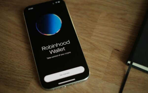 Akcijos krenta, bet milijardai grįžta: „Robinhood“ sprendimas kelia klausimų