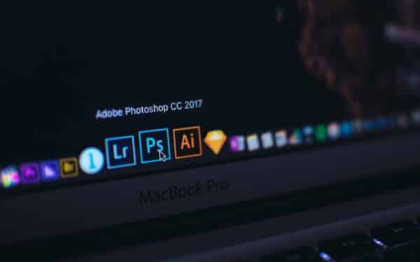 „Adobe“ pristato „Photoshop“ dirbtinio intelekto asistentą – kuo jis naudingas?