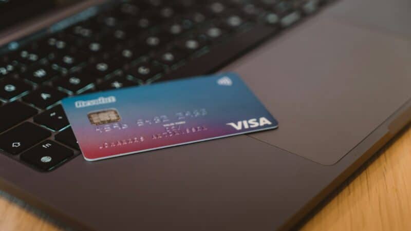 „Revolut“ plečia savo veiklą – po ilgo laukimo gavo JK banko licenciją
