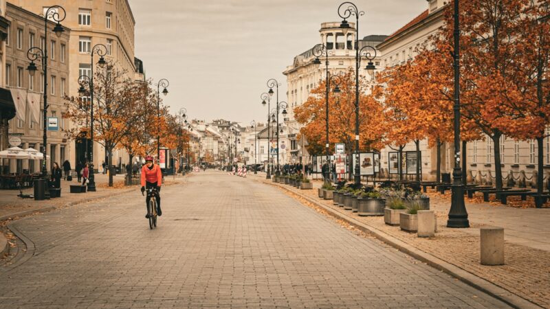 Incidentas Varšuvoje sukėlė klausimų: Rusijos ambasados automobilis partrenkė dviračiu važiavusį ukrainietį