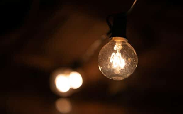 Tinklų mokesčiai spaudžia vartotojus: ar tarifų reforma taps energetikos lūžio tašku?