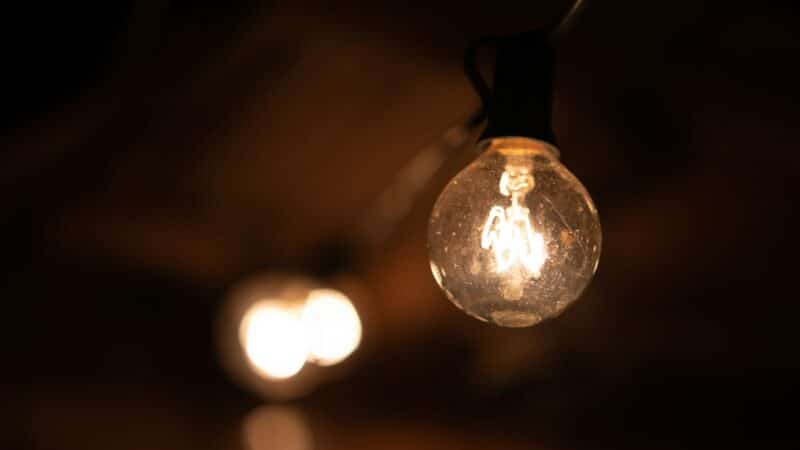 Tinklų mokesčiai spaudžia vartotojus: ar tarifų reforma taps energetikos lūžio tašku?