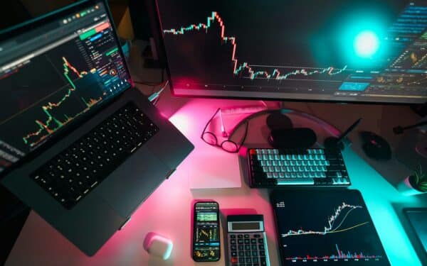 „Bitcoin“ koreliacija su akcijomis – perdėta: paaiškina, kas iš tiesų vyksta rinkoje