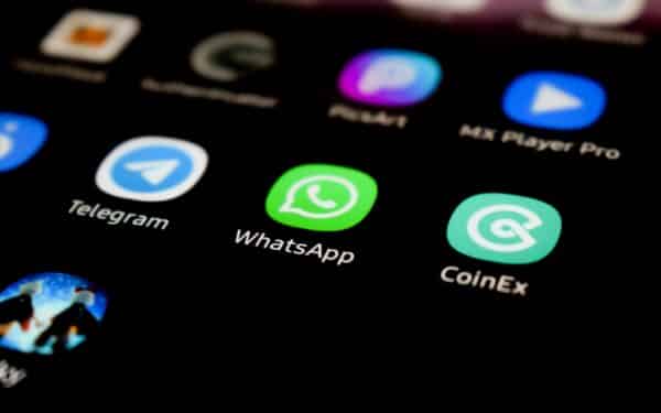 Politikai atsisako „Signal“ ir „WhatsApp“, darbinės žinutės keliasi į uždaras sistemas