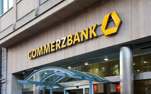 Rekordinis „Commerzbank“ pelnas ir pažadas akcininkams: dar daugiau pinigų nei tikėjotės