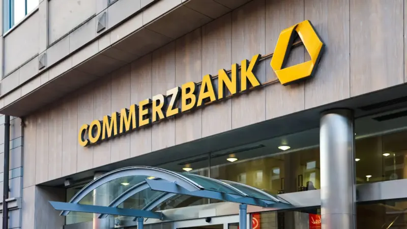 Rekordinis „Commerzbank“ pelnas ir pažadas akcininkams: dar daugiau pinigų nei tikėjotės