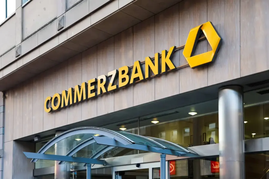 Rekordinis „Commerzbank“ pelnas ir pažadas akcininkams: dar daugiau pinigų nei tikėjotės