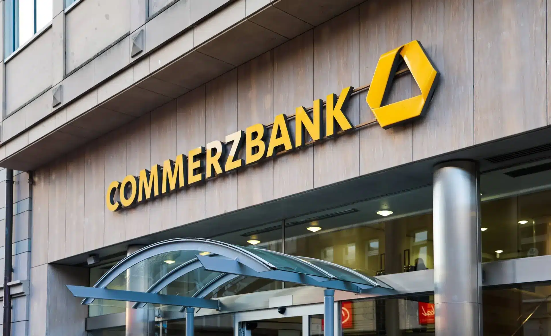 Rekordinis „Commerzbank“ pelnas ir pažadas akcininkams: dar daugiau pinigų nei tikėjotės