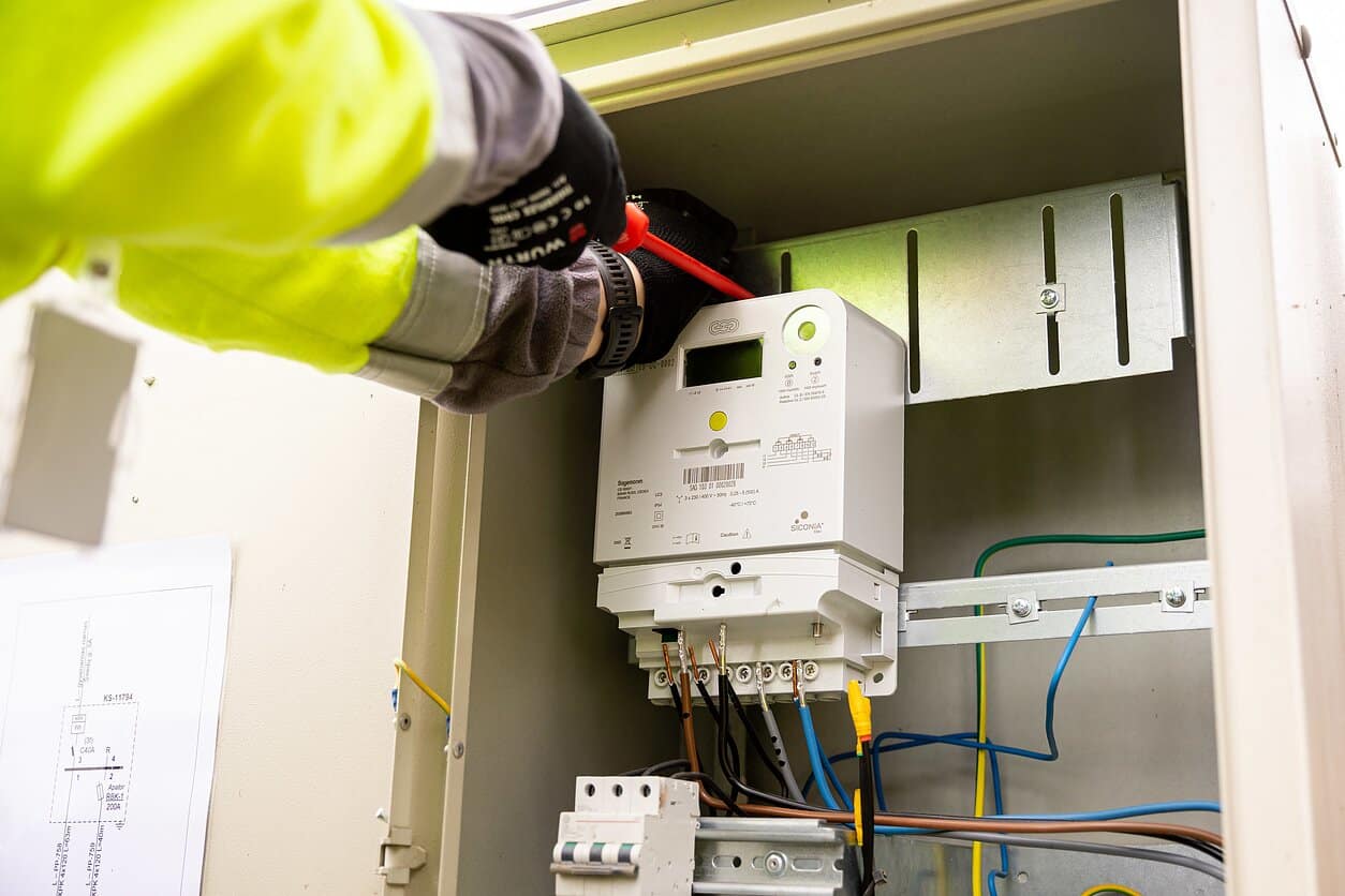 Įspėjimas šimtams tūkstančių gyventojų: ragina neskubėti keisti elektros planų
