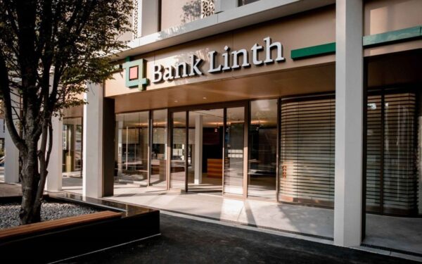 LLB pajamos šoktelėjo iki 611 mln. frankų, bet pelną pristabdė integracijos kaštai