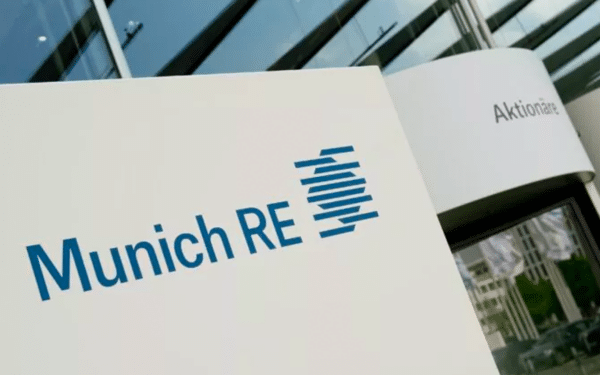Spaudimas jaučiamas vis stipriau: „Munich Re“ didina dividendus, bet akcijos krenta