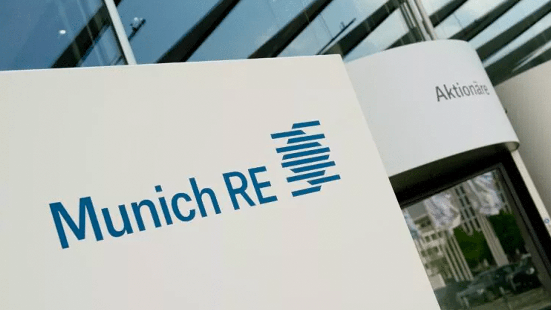 Spaudimas jaučiamas vis stipriau: „Munich Re“ didina dividendus, bet akcijos krenta