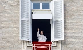 Popiežius kritikuoja besitęsiančias atakas Ukrainoje. EPA-ELTA