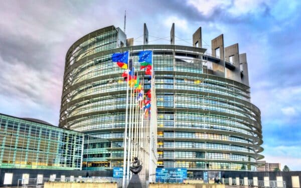 Europos Parlamentas pritarė griežtesnei migracijos tvarkai: sprendimas gali didinti deportacijas