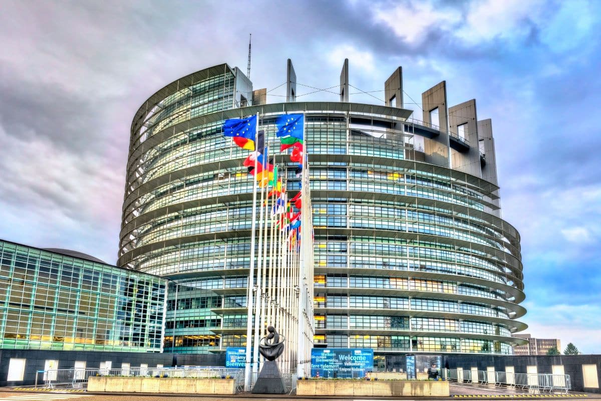 Europos Parlamentas pritarė griežtesnei migracijos tvarkai: sprendimas gali didinti deportacijas