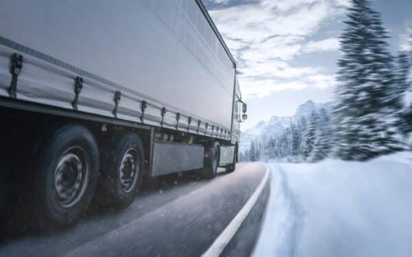 Perkrautų vilkikų kontrolė griežtės: keliuose bus įrengta 18 naujų svėrimo vietų