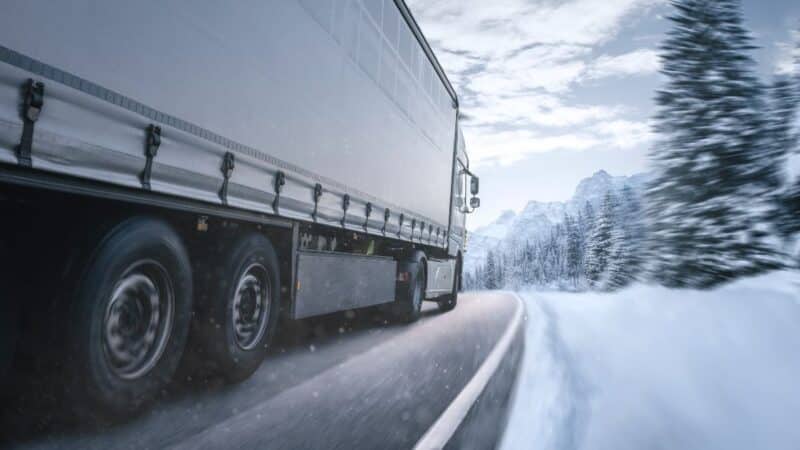 Perkrautų vilkikų kontrolė griežtės: keliuose bus įrengta 18 naujų svėrimo vietų