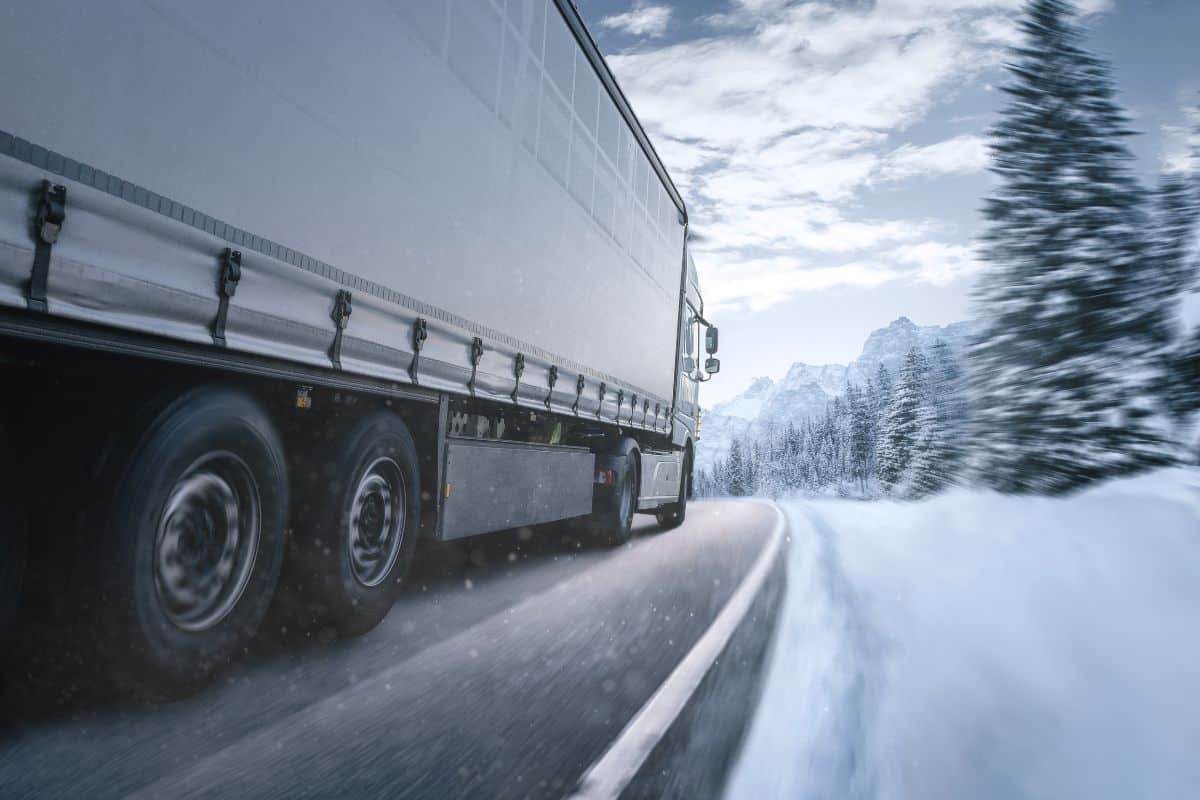 Perkrautų vilkikų kontrolė griežtės: keliuose bus įrengta 18 naujų svėrimo vietų