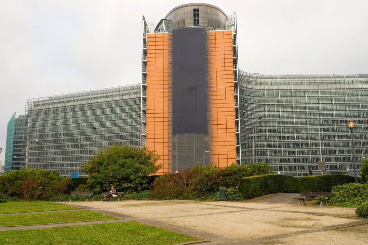 Belgiją purto skandalas: kratos EK biuruose dėl įtartino milijoninio sandorio